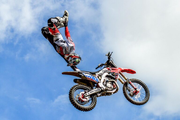 Bolddog One hand look back hart, Dan Whitby (Photo cred Tracy Whittington)
